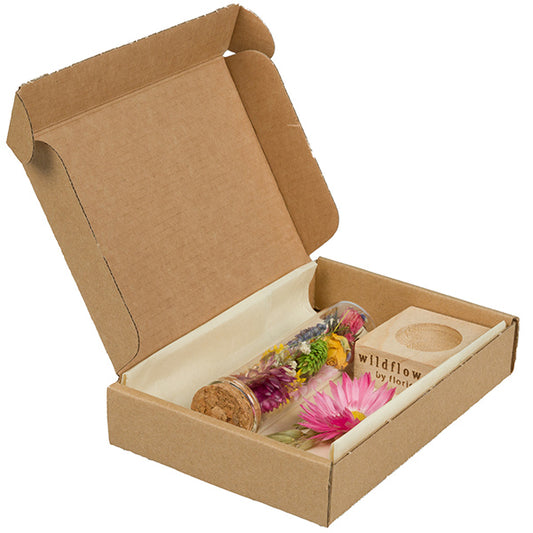 Geschenkbox mit bunter Trockenblumenmischung im Glas mit Korkverschluss und Holzhalter