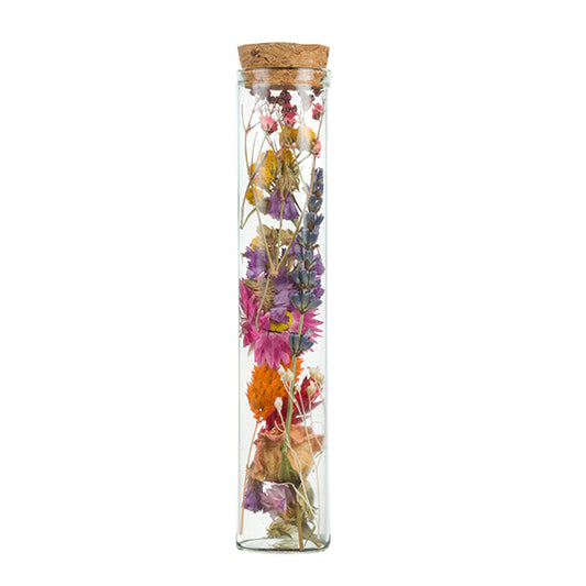Trockenblumenmix, bunt,  in Glasvase mit Korkverschluss stehend