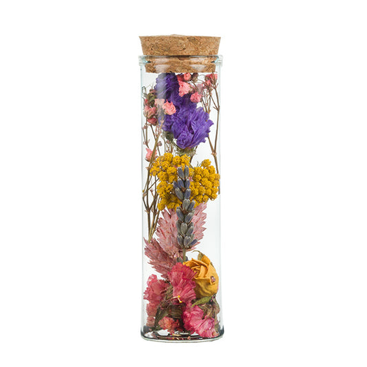 Trockenblumenmix, bunt,  in Glasvase mit Korkverschluss stehend